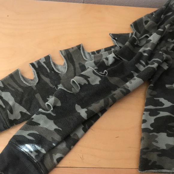 Cropped camouflaged sweater from Justice!! 🤍 - Picture 3 of 3